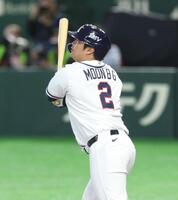 　１回、先制満塁本塁打を放つ文保景（撮影・金田祐二）