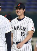 記念撮影を終え、笑顔で引き揚げる大谷＝４日