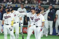 　１回、満塁本塁打を放った文保景を迎える李政厚（右から２人目）ら（撮影・金田祐二）