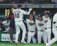 　３回、ソロを放ったウィットコムを迎える柳志炫監督（右端）＝撮影・金田祐二