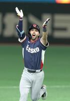 ５回、３ランを放ち喜ぶバブラ（撮影・金田祐二）