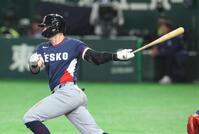 ４回、左前打を放つフルプ（撮影・金田祐二）