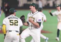 　勝利に喜ぶケネディ（撮影・佐々木彰尚）