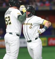 　５回、右中間に２ランを放ち生還するパーキンス（右）＝撮影・佐々木彰尚