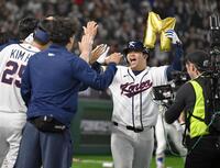 　チェコ戦の１回、満塁本塁打を放ち迎えられる文保景（右）＝東京ドーム