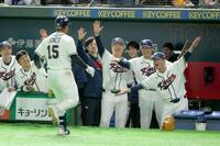 ８回、ソロを放ったジャマイ・ジョーンズを迎える柳志炫監督（右端）ら（撮影・金田祐二）