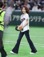 ファーストピッチセレモニーを務めるＲｅｄ　Ｖｅｌｖｅｔのウェンディ（撮影・金田祐二）