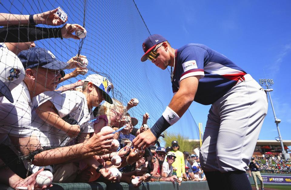 試合前、サインの求めに応じるジャッジ（共同）