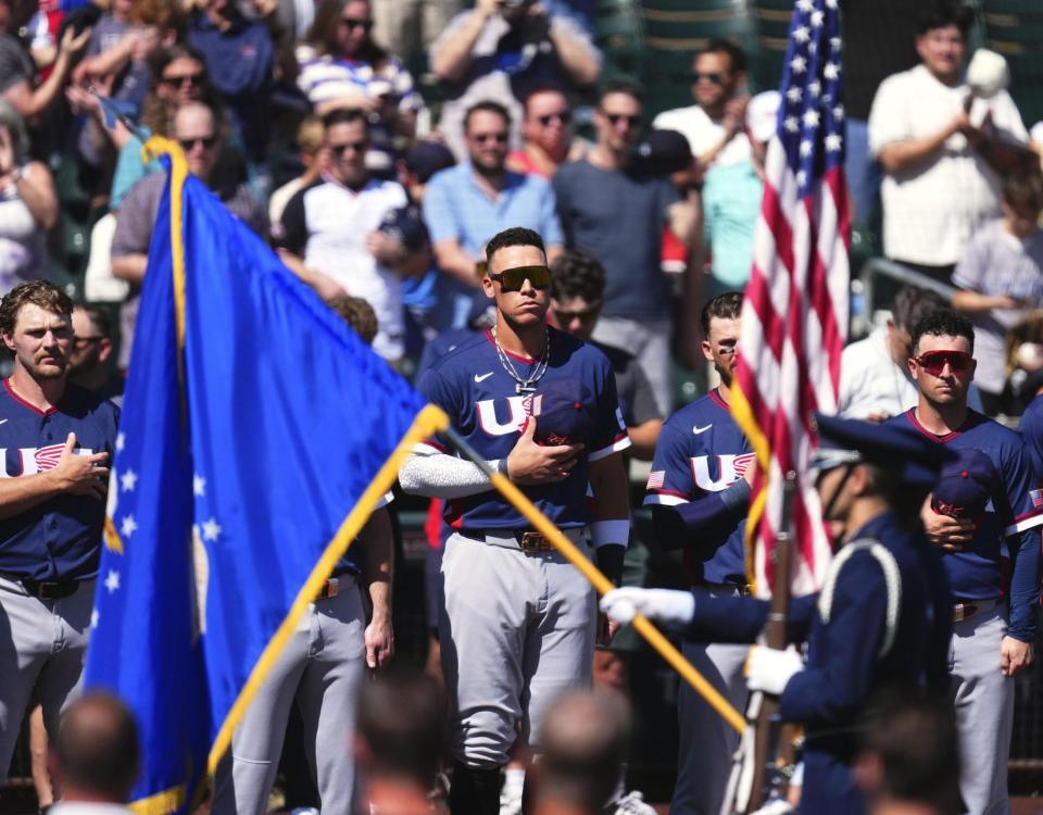 試合前、国歌斉唱で並ぶ米国のジャッジ（中央）（共同）