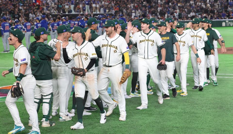 勝利に喜ぶオーストラリアナイン（撮影・佐々木彰尚）