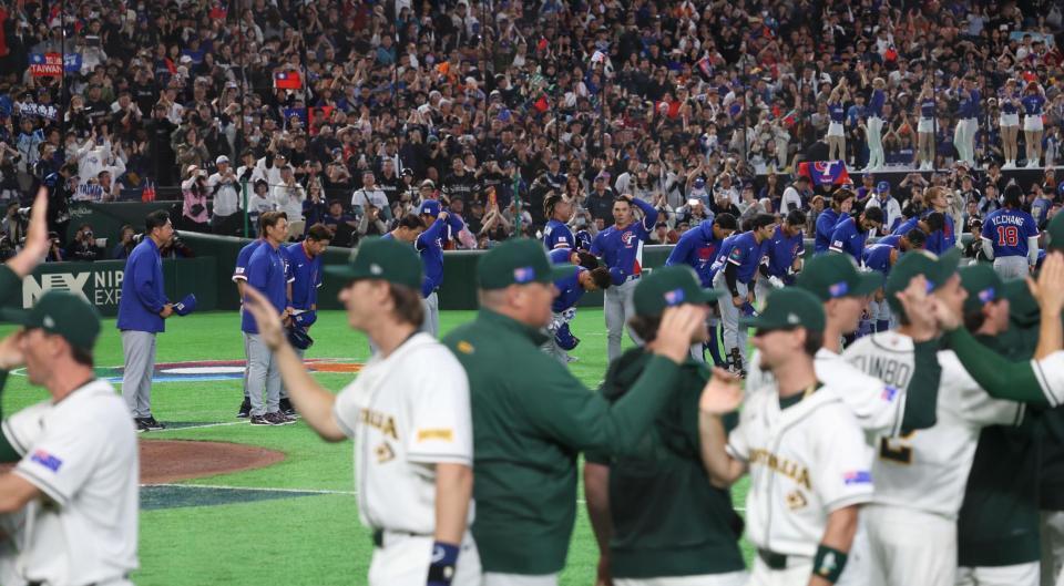 試合後、あいさつをする台湾ナイン（奥）＝東京ドーム（撮影・佐々木彰尚）