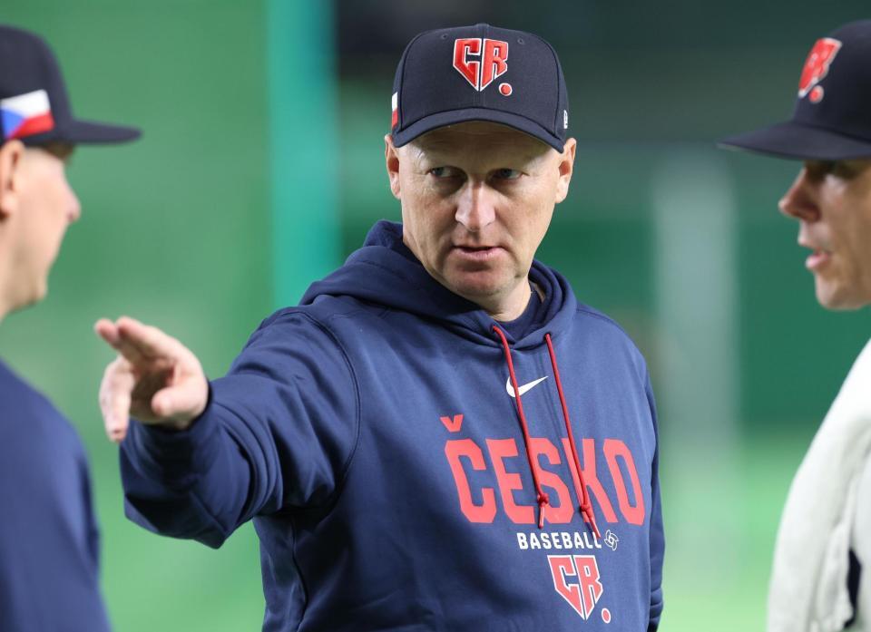 コーチ陣と話すチェコのハジム監督＝４日（撮影・佐々木彰尚）