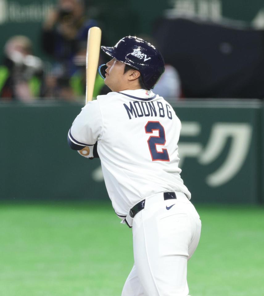 　１回、先制満塁本塁打を放つ文保景（撮影・金田祐二）