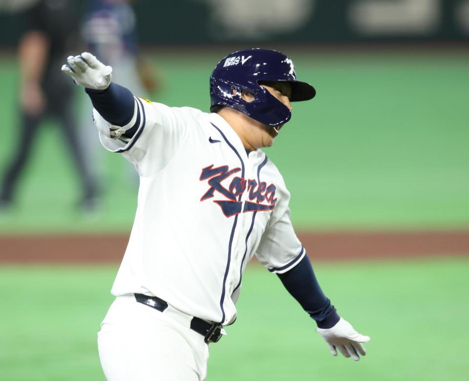 　１回、先制満塁本塁打を放つ文保景（撮影・金田祐二）