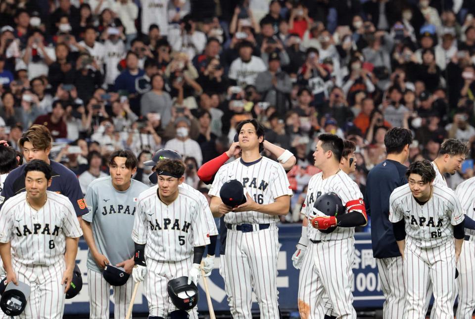 試合後、観客にあいさつする大谷（中央）らナイン＝２日