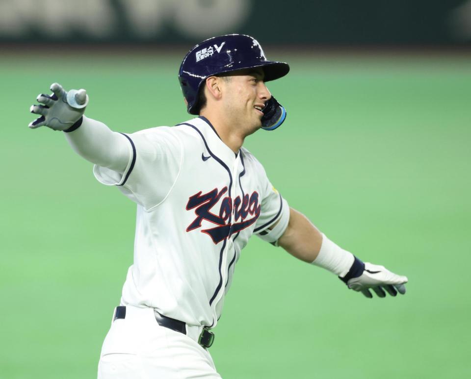 ５回、２ランを放つウィットコム（撮影・金田祐二）