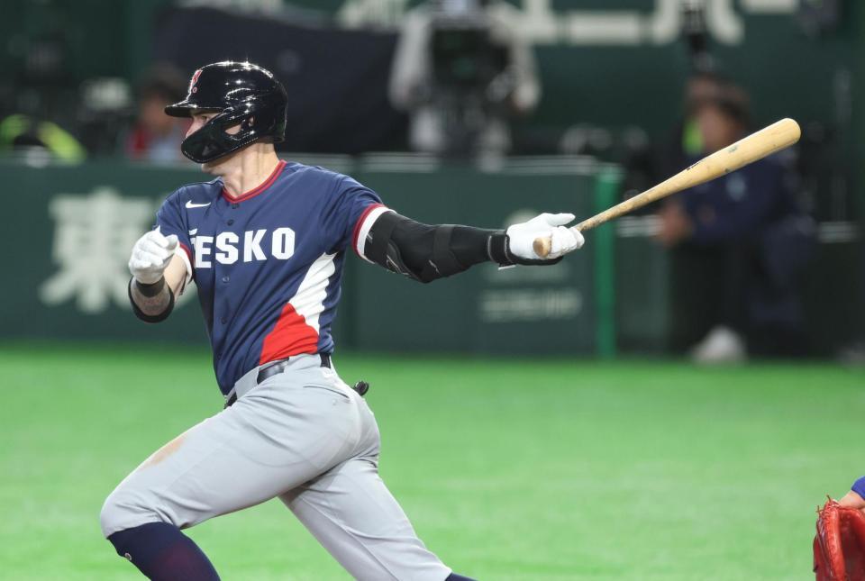 ４回、左前打を放つフルプ（撮影・金田祐二）