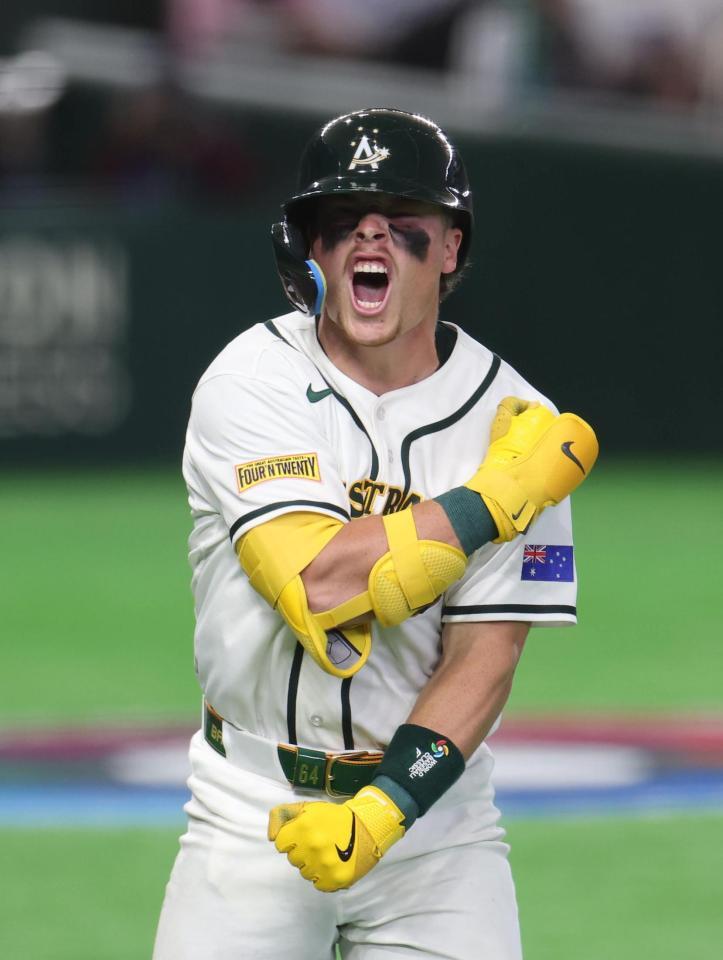 　７回、右越えにソロを放ち叫ぶバザーナ（撮影・佐々木彰尚）