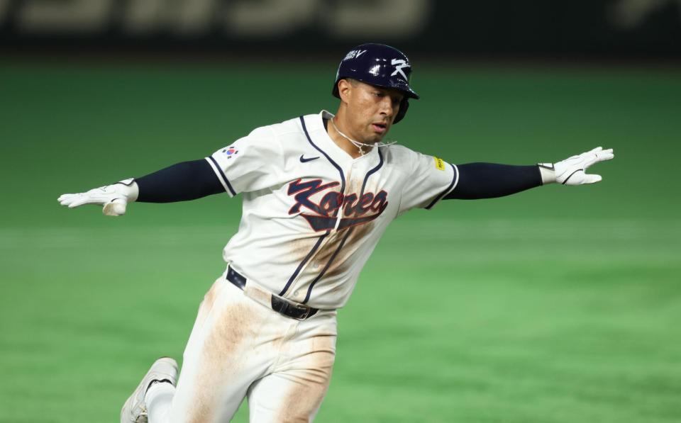 ８回、ソロを放ち喜ぶジョーンズ（撮影・金田祐二）