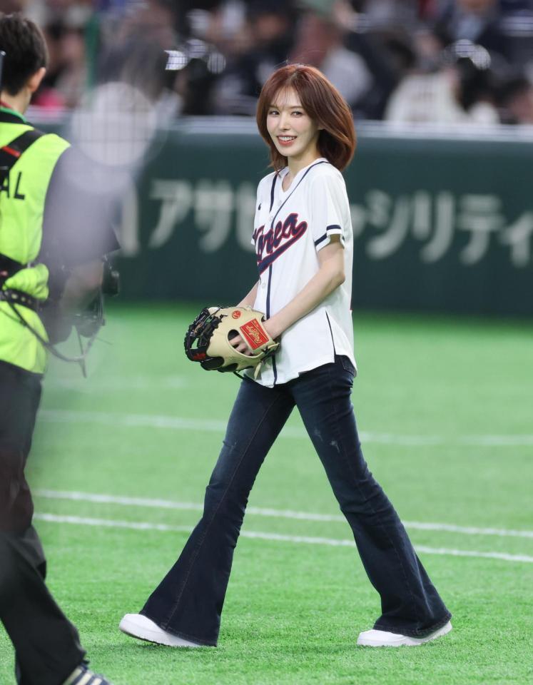 ファーストピッチセレモニーを務めるＲｅｄ　Ｖｅｌｖｅｔのウェンディ（撮影・金田祐二）