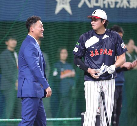 中田翔氏（左）と話す大谷＝２月２７日