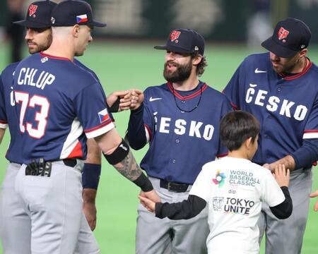 笑顔でセレモニーに出席するサトリア（中）＝５日