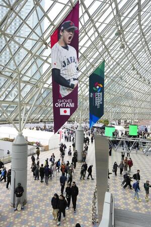 　ＷＢＣ１次リーグＣ組の試合が行われている東京ドームに掲げられた、日本代表の大谷翔平のバナー＝６日、東京都文京区
