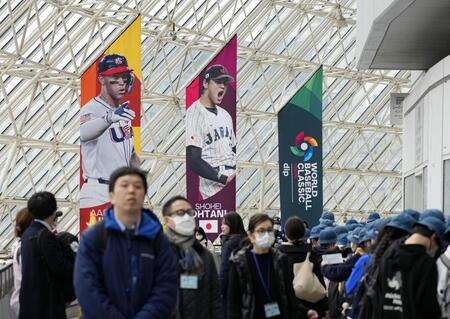 　ＷＢＣ１次リーグＣ組の試合が行われている東京ドームに掲げられた、日本代表の大谷翔平のバナーなど＝６日、東京都文京区