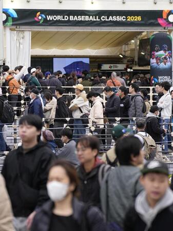 　ＷＢＣ日本代表の初戦を前に、東京ドーム周辺のグッズ売り場に並ぶ人たち＝６日、東京都文京区