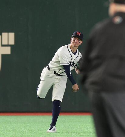 ９回、本塁へ送球するチェコのエスカラ（撮影・佐々木彰尚）