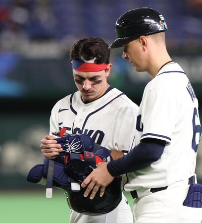 一塁ゴロに倒れたエスカラ（左）＝撮影・佐々木彰尚