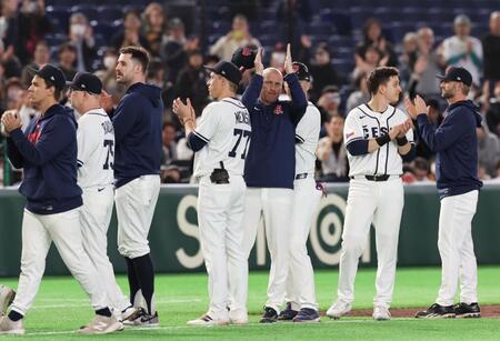 ファンにあいさつをするハジム監督（中央）＝撮影・佐々木彰尚