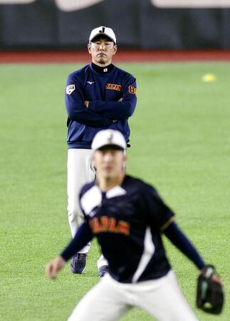 　練習を見守る井端監督（奥）