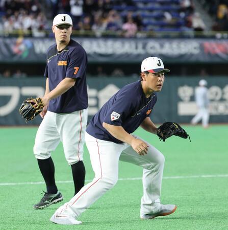 ＷＢＣ日本代表の初戦を前に、ノックを受ける岡本（右）と佐藤輝　