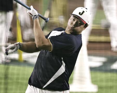 　打撃練習する村上