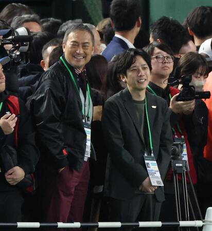 練習を見る渡辺謙、二宮和也（撮影・金田祐二）