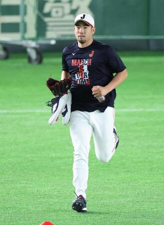 調整する菊池（撮影・金田祐二）