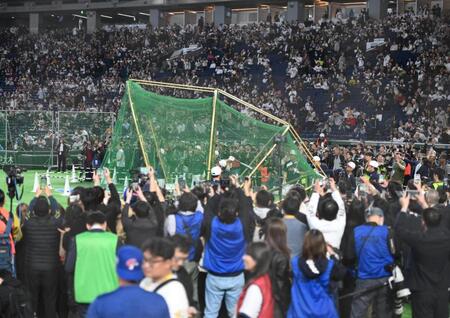 大谷の打撃練習を見つめる大勢の報道陣（撮影・堀内翔）