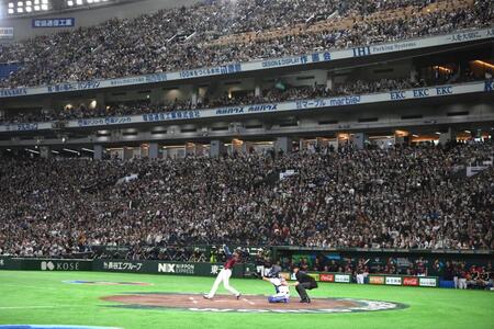 １回、大谷が二塁打を放ち、盛り上がる東京ドーム（撮影・堀内翔）