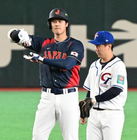 １回、右翼線二塁打を放ち「お茶たてポーズ」をする大谷