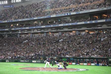 　２回、大谷が先制の満塁本塁打を放ち盛り上がる東京ドーム（撮影・堀内翔）