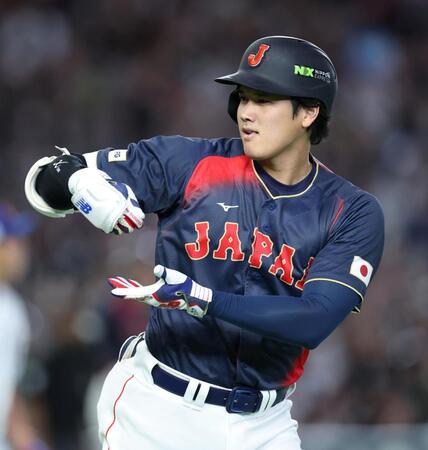 ２回、右越え満塁本塁打を放ち、お茶立てポーズを決める大谷（撮影・伊藤笙子）