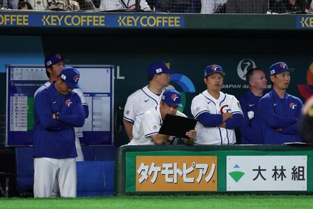 ２回、若月に適時打を浴び、意気消沈の台湾ベンチ（撮影・伊藤笙子）