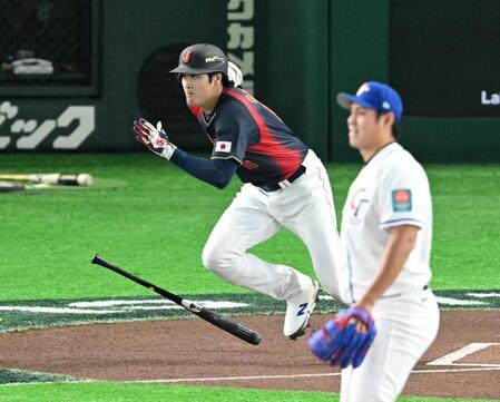 １回、大谷が右翼線に二塁打を放つ。投手鄭浩均