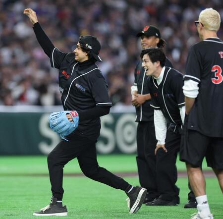 始球式で投げるイニャキ・ゴドイ（左）＝撮影・伊藤笙子