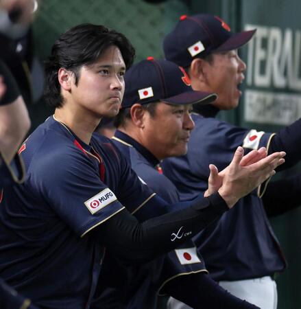 ２回、村上の適時内野安打に喜ぶ大谷（撮影・伊藤笙子）