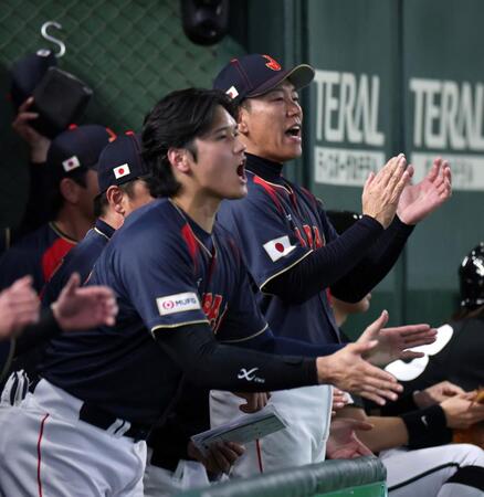 ２回、村上の適時内野安打に喜ぶ井端監督（奥）と大谷（撮影・伊藤笙子）