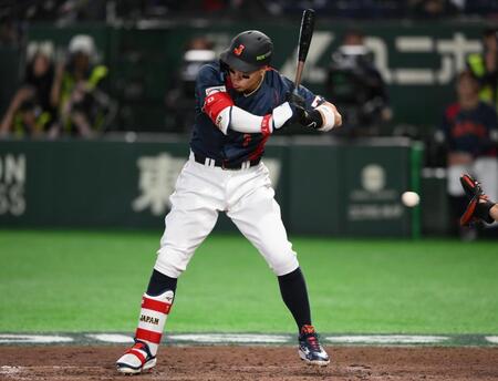 ７回、四球で出塁する代打の佐藤輝（撮影・堀内翔）