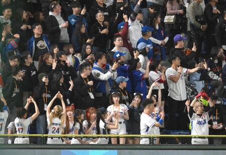 ５回、微妙な判定に納得のいかない台湾のファン（撮影・堀内翔）