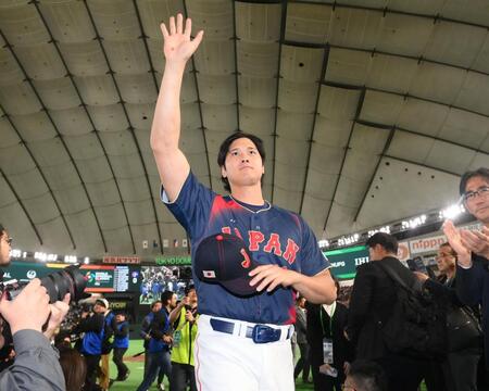 試合後、声援に応える大谷（撮影・堀内翔）